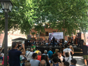 Foto de la orquesta filarmónica tocando.