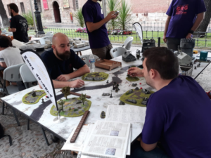 Foto de dos chicos jugando a un juego de miniaturas