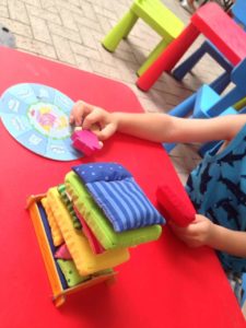 Foto de un niño jugando un juego en la zona familiar