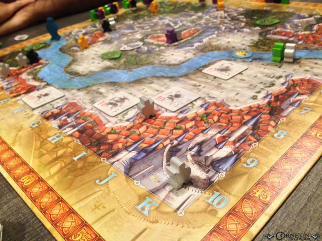 Foto del tablero en plena partida con varios meeples. monstruos y losetas de bonus