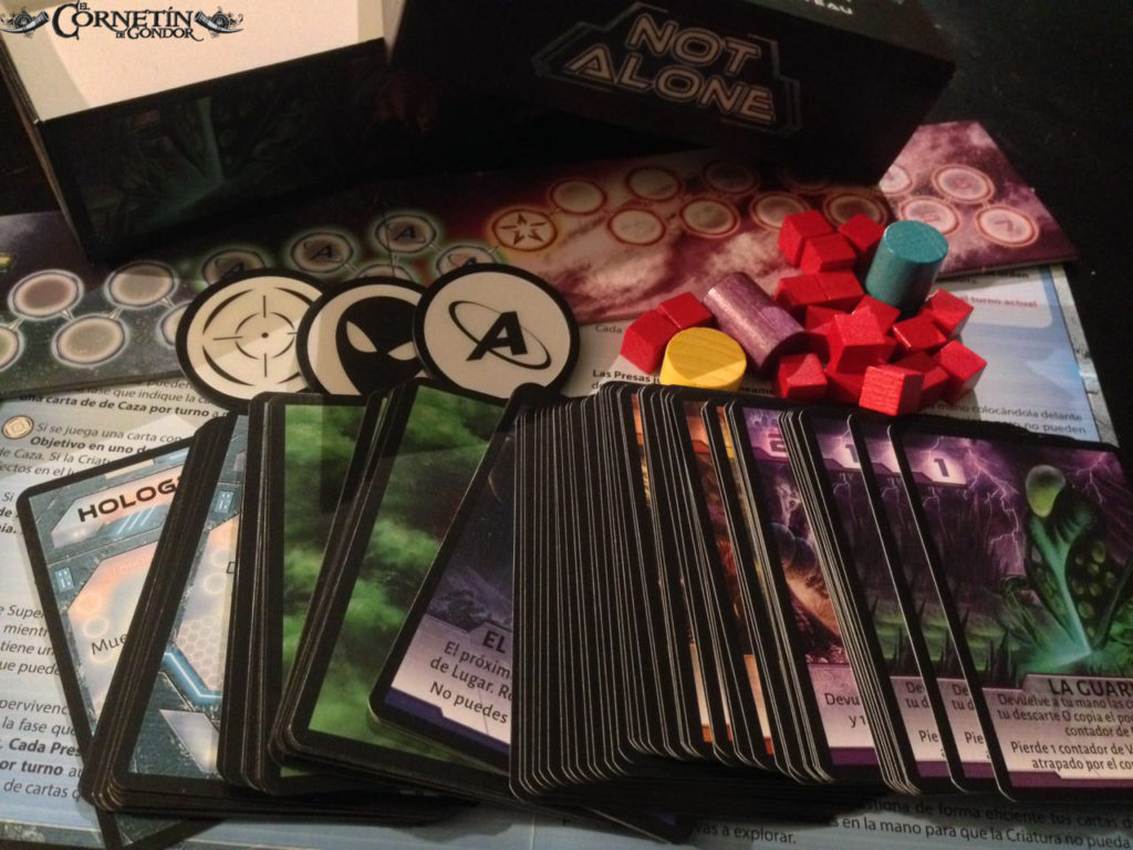 Los componentes del juego de mesa Not Alone