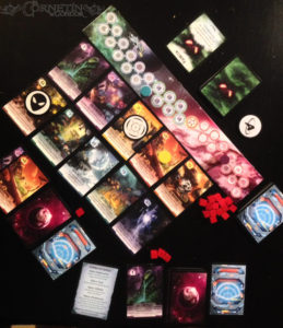 Imagen del juego de mesa Not Alone desplegado