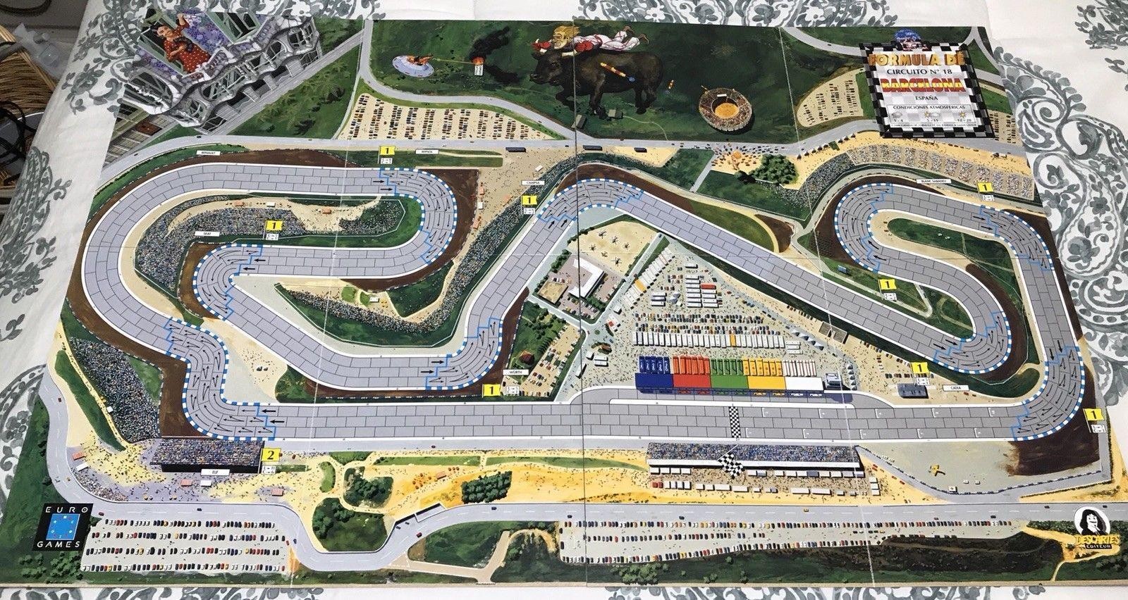 Cada circuito representa los estereotipos de cada país, en nuestro caso, el circuito del GP de Barcelona, que representa lo más icónico de nuestro país, la Sagrada Familia, una flamenca y un toro corneando a un piloto
