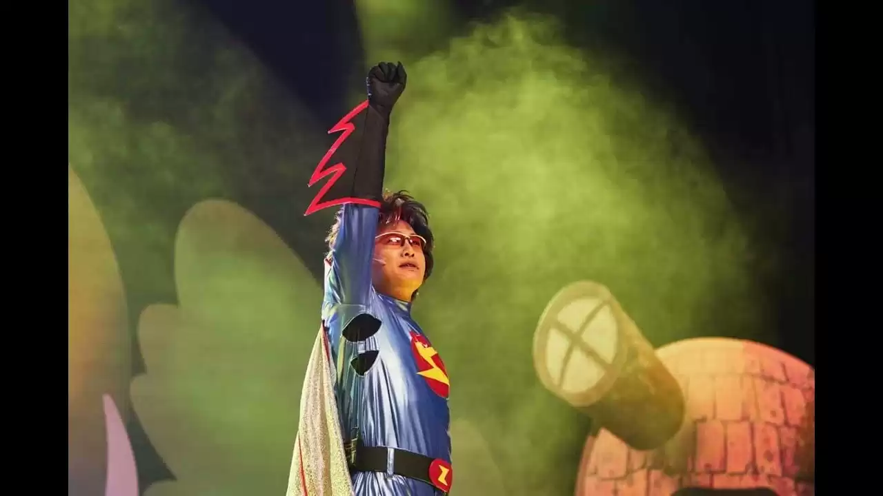 Escena de la serie Moving en Disney+