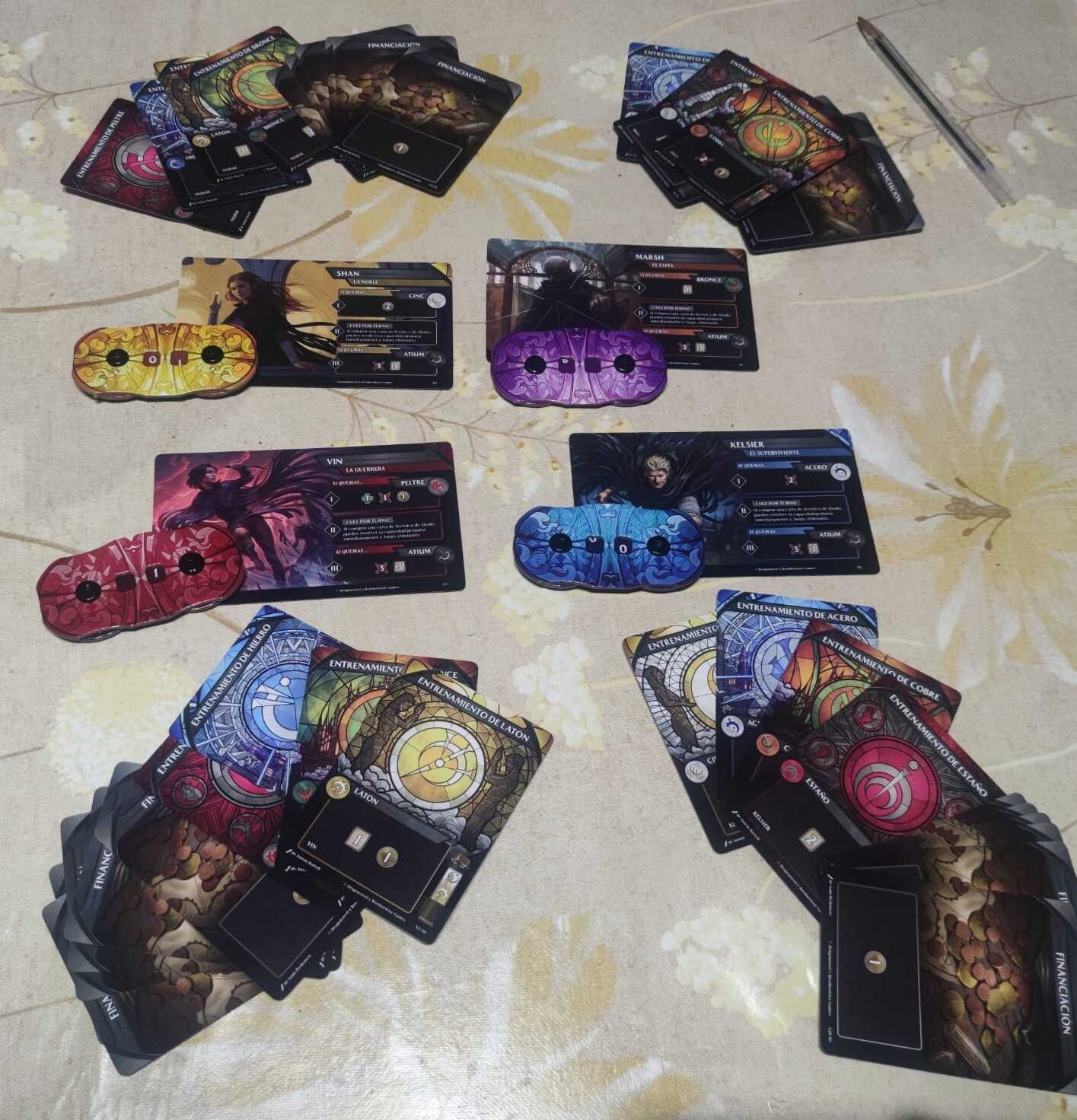 Las cartas iniciales de cada personaje, sólo cuatro de las cartas de inicio son diferentes.