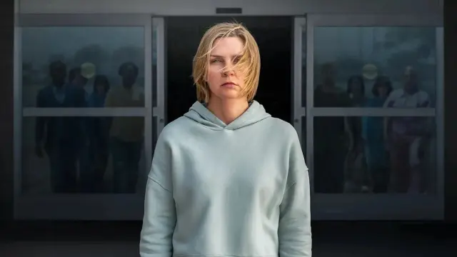 Carol Sturka frente a la puerta de un supermercado